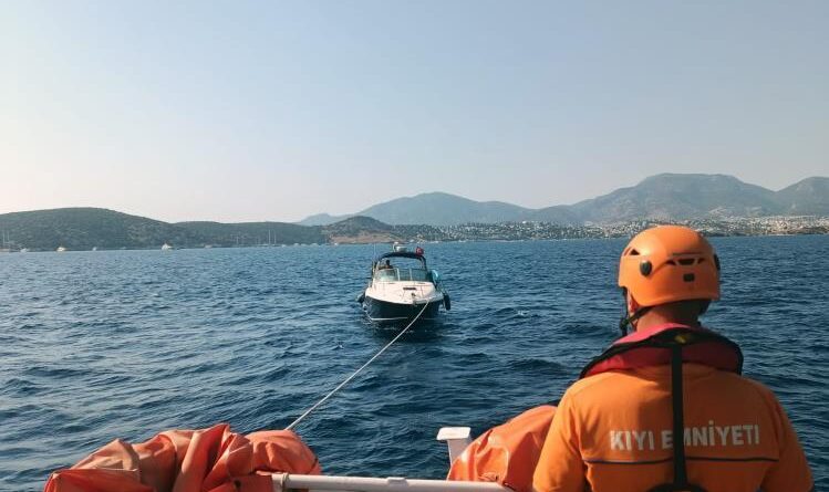 Bodrum açıklarında arızalanan ve sürüklenen tekne kurtarıldı 1
