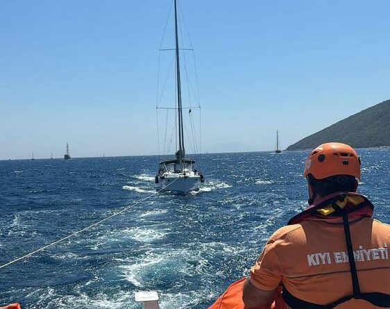 Bodrum’da arızalanan ve açık denizde sürüklenen tekne kurtarıldı 1