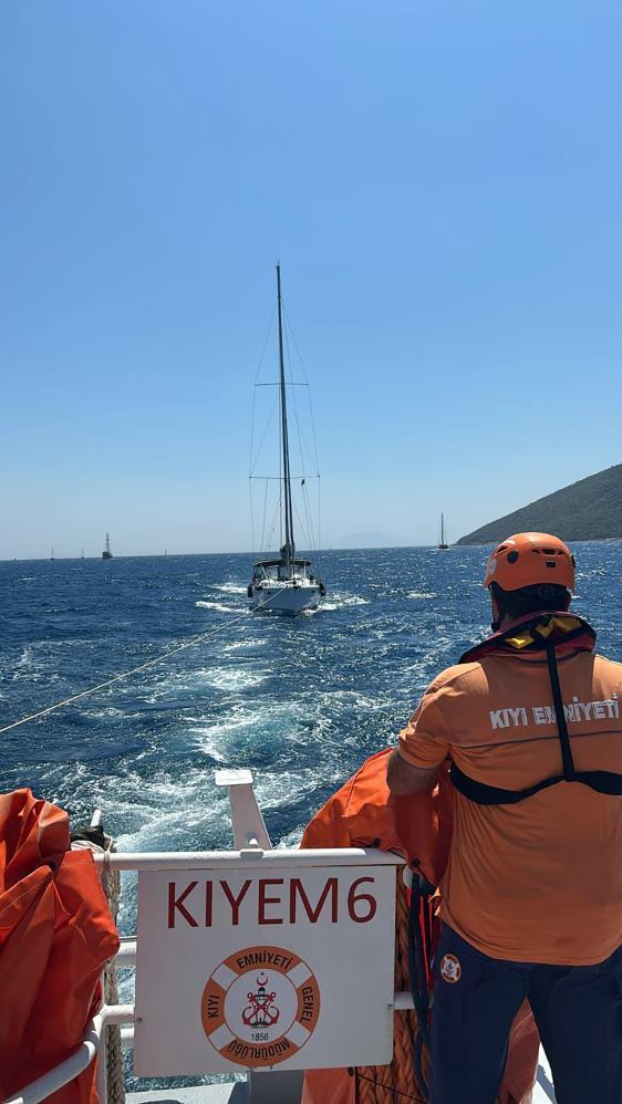 Bodrum’da arızalanan ve açık denizde sürüklenen tekne kurtarıldı