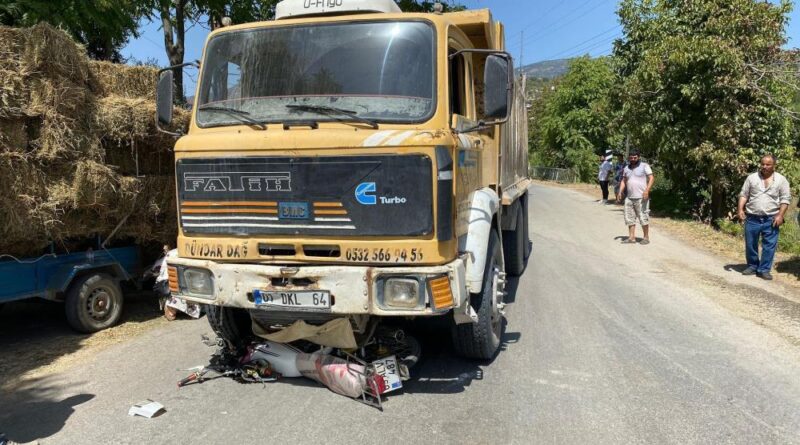 Bozdoğan'da kamyon ve motosiklet çarpıştı: 1 yaralı 1