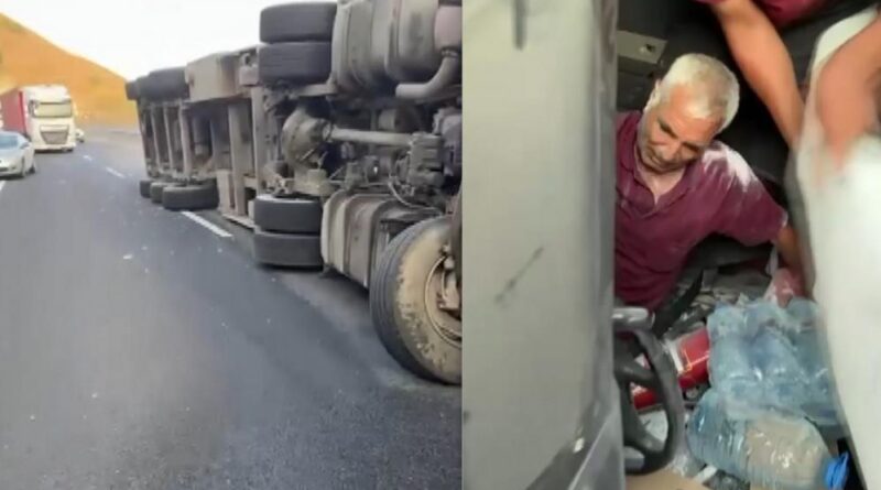 Devrilen tırda sıkışan sürücü vatandaşlar tarafından kurtarıldı 1