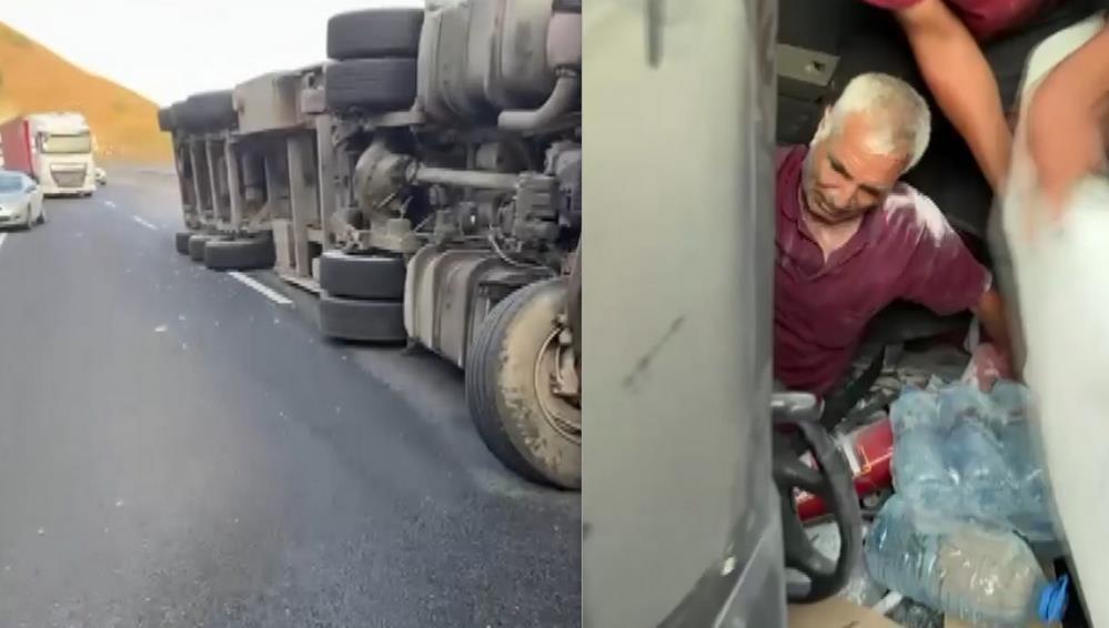Devrilen tırda sıkışan sürücü vatandaşlar tarafından kurtarıldı