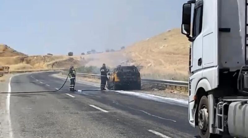 Diyarbakır'da seyir halindeki araç yandı 1