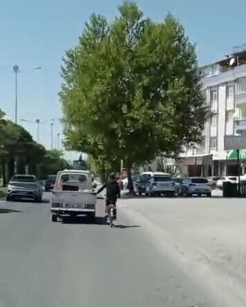 Elazığ'da bisikletlinin tehlikeli yolculuğu 1