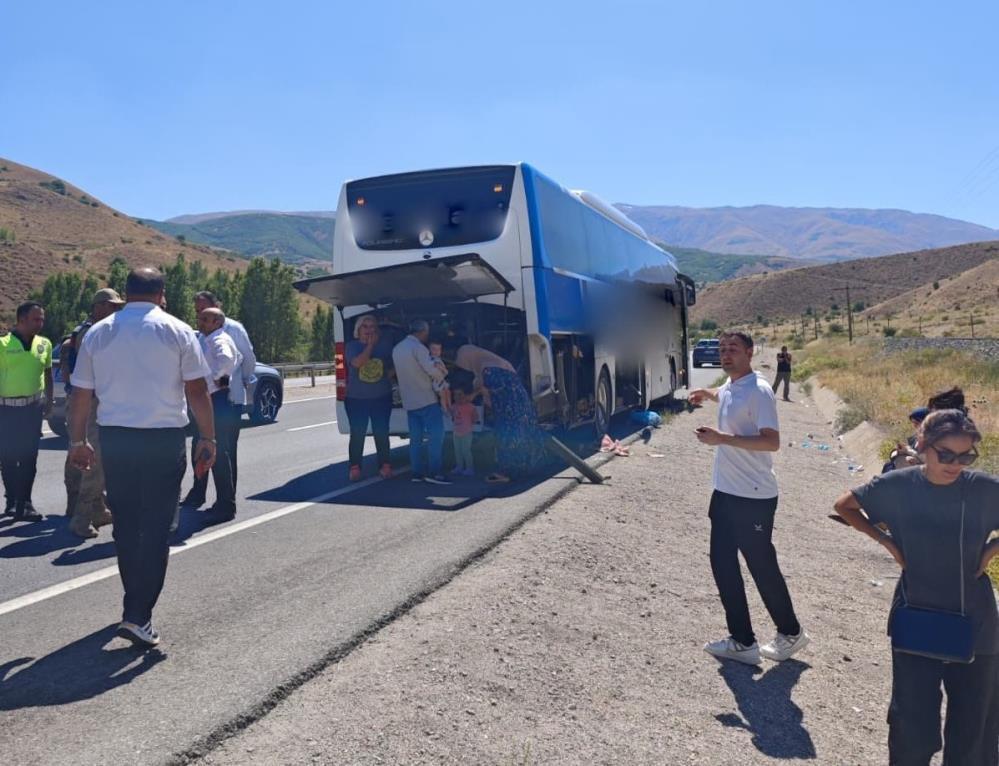 Erzincan’da otobüs yoldan çıktı: 1 yaralı