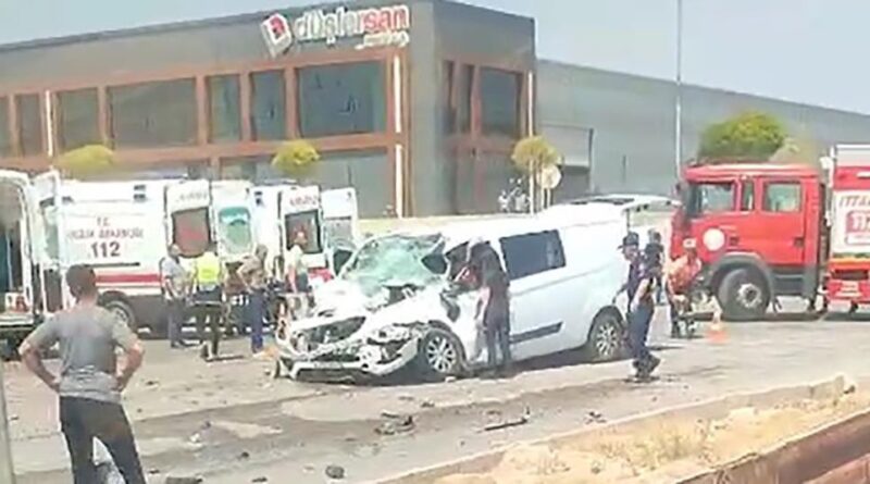Eskişehir’de panelvan araç tıra arkadan çarptı: 1’i ağır 3 yaralı 1