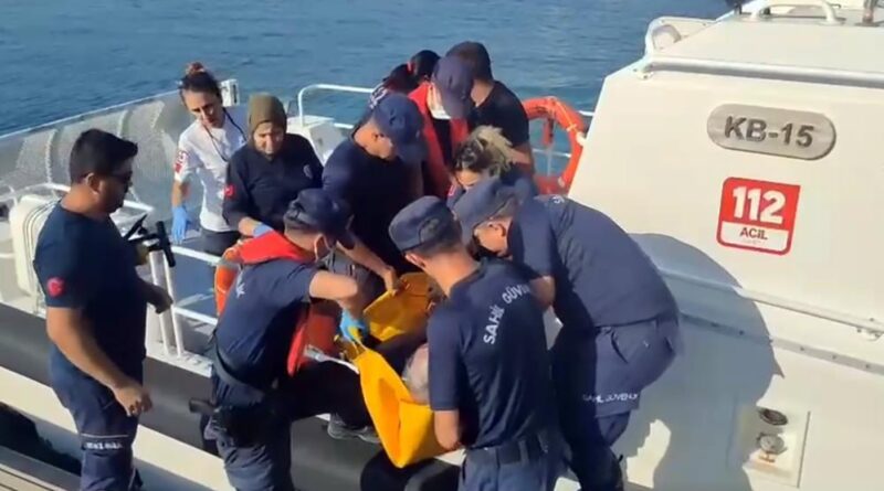 Gezi teknesinde rahatsızlanan vatandaşa Sahil Güvenlikten tıbbi tahliye 1