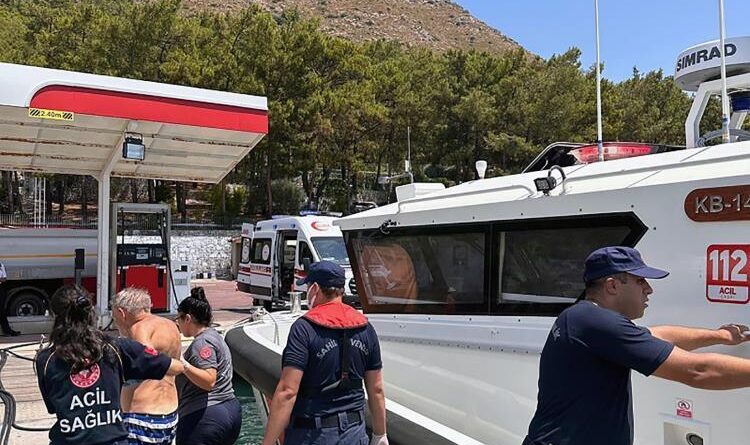 Gezi teknesinde rahatsızlanan vatandaşa tıbbi tahliye 1