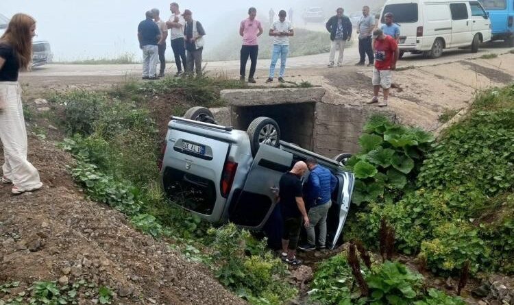 Gümüşhane’de yayla yolunda hafif ticari araç menfeze devrildi: 4 yaralı 1