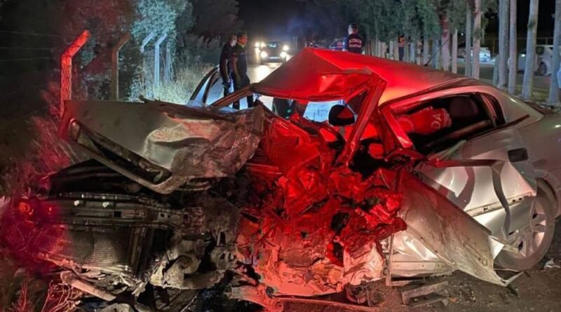 Hakimiyeti kaybolan otomobil hurdaya döndü: 1 ölü 1