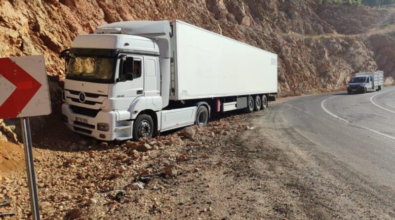 İliç’te tır yoldan çıktı 1