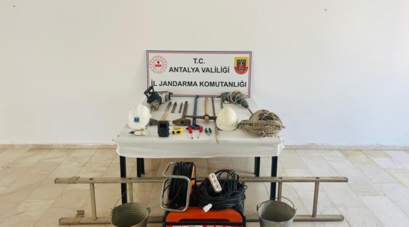 Jandarma, Serik’te definecileri suçüstü yakaladı 1