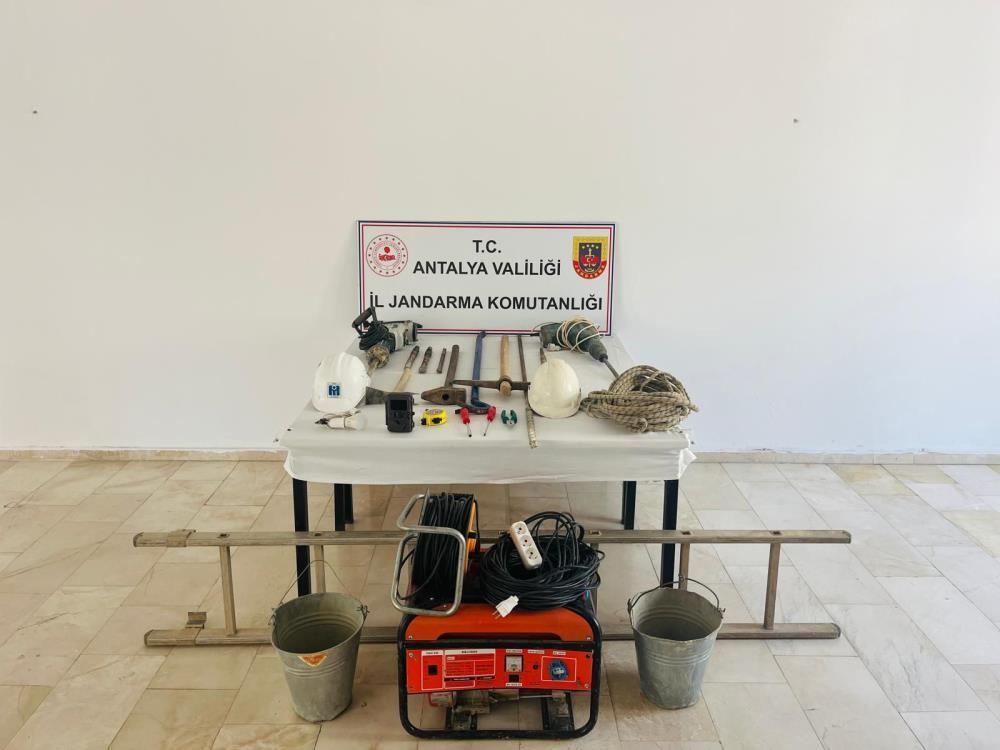 Jandarma, Serik’te definecileri suçüstü yakaladı