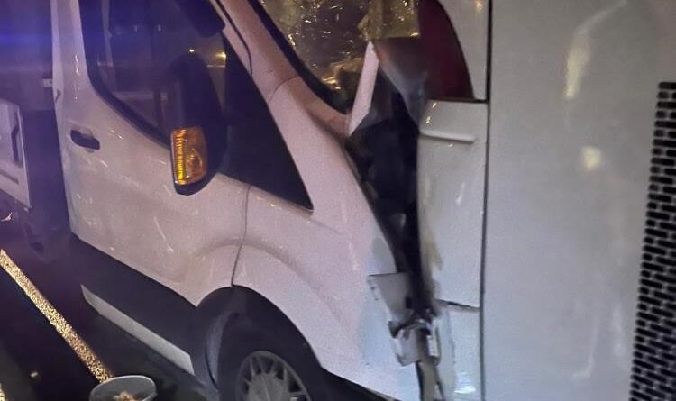 Kamyonet ve yolcu otobüsünün çarpışmasında 7 kişi yaralandı 1