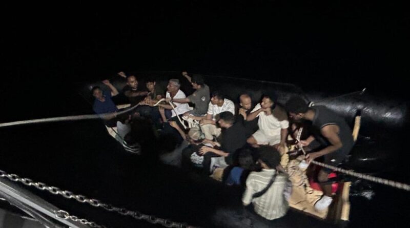 Kuşadası açıklarında 18 düzensiz göçmen yakalandı 1