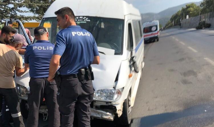 Manisa'da işçi servisi ağaca çarptı: 8 yaralı 1