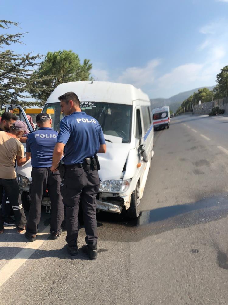 Manisa’da işçi servisi ağaca çarptı: 8 yaralı