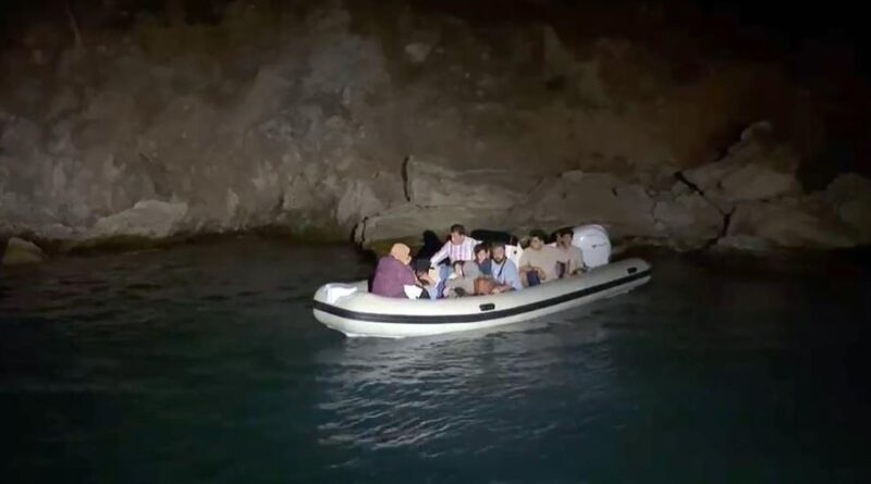 Marmaris’te 26 düzensiz göçmen ve bir göçmen kaçakçısı yakalandı 1