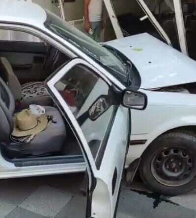 Otomobil kuaför dükkanına daldı: 1 yaralı 1