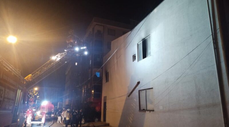 Pendik'te elektrik kablosu deposunda yangın 1