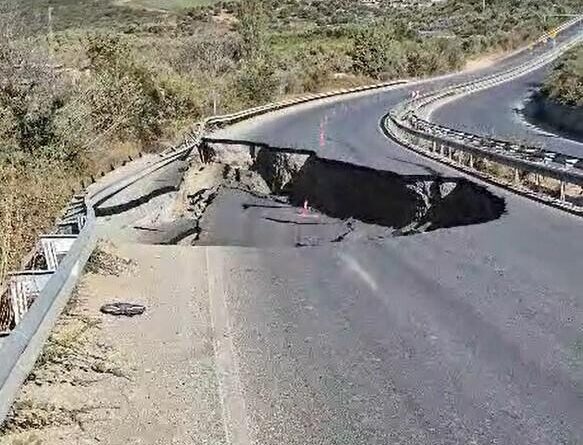 Söke-Kuşadası Karayolu'nda yol çöktü 1