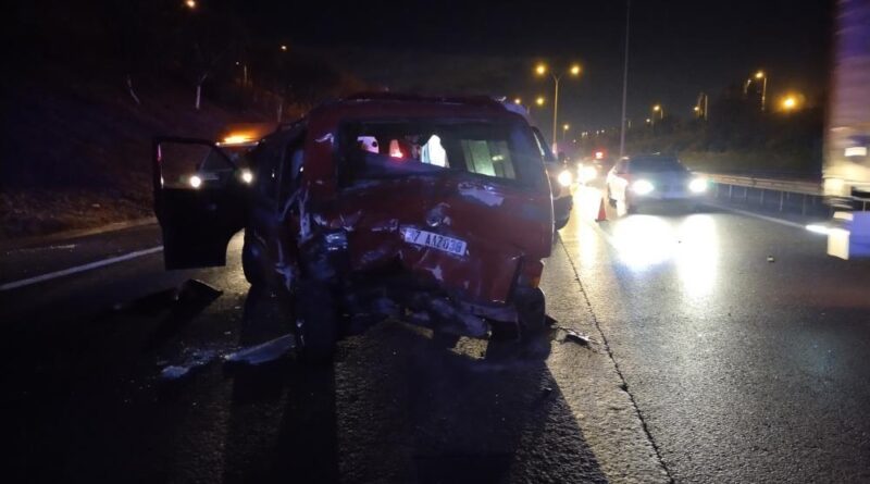 Sultanbeyli'de 2 minibüs çarpıştı: 9 yaralı 1