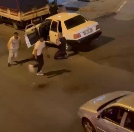 Tartıştığı adamı bıçakla kovaladı; o anlar kamerada 1