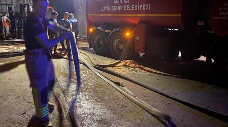 Turgutlu’da kereste işletmesinde yangın paniği 1