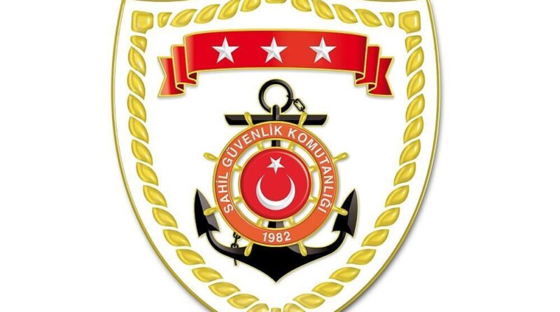 Yelkenli teknede 46 düzensiz göçmen ve 3 göçmen kaçakçısı yakalandı 1
