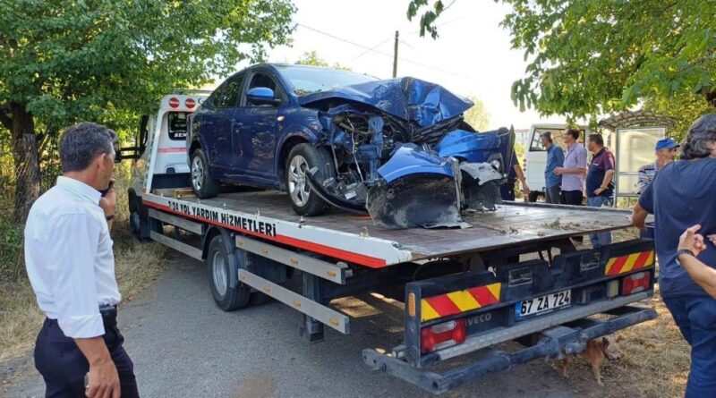 Zonguldak'ta direksiyon hakimiyetini kaybeden otomobil ağaca çarptı 1