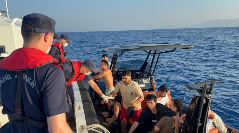 17 düzensiz göçmen kurtarıldı, 1 göçmen kaçakçısı yakalandı 1