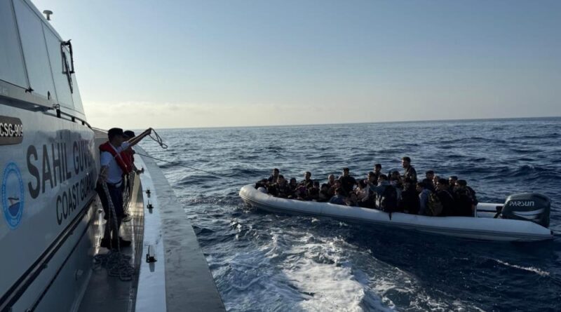 Aydın'da 28 düzensiz göçmen ve 1 göçmen kaçakçısı yakalandı 1