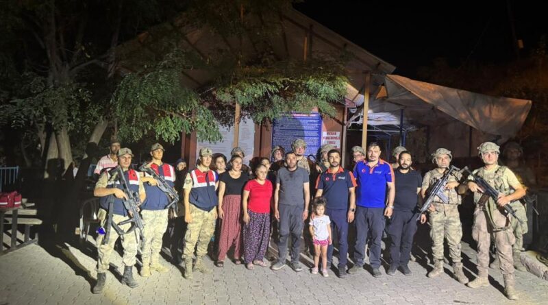 Ayılar nedeniyle mahsur kalan 6 kişilik aile kurtarıldı 8