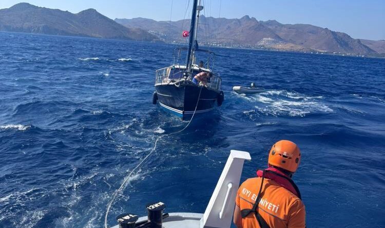 Bodrum’da dümen arızası yapan tekne KIYEM ekiplerince kurtarıldı 1