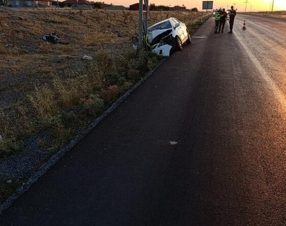 Direğe çarpan otomobilde 3 kişi yaralandı 1