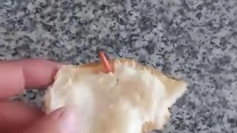 Diyarbakır'da ekmeğin içinden kablo çıktı 1