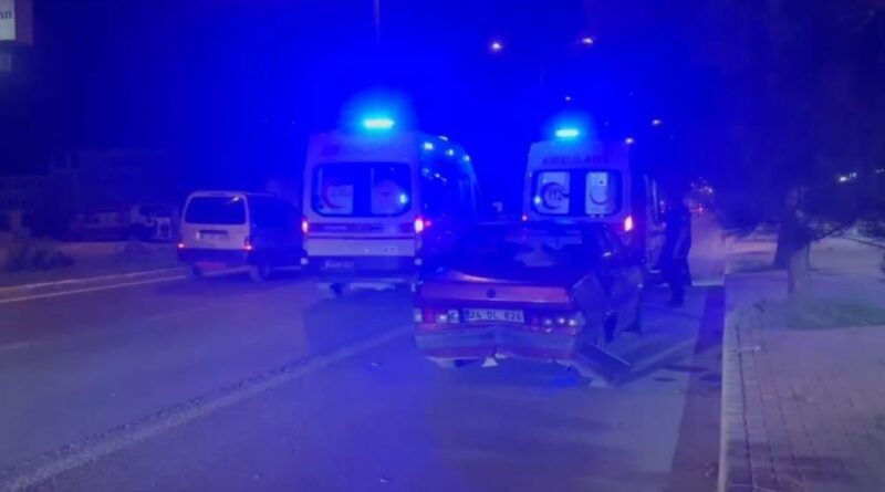 Erzincan’da iki otomobil çarpıştı: 3 yaralı 1