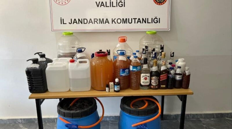 Jandarma sahte alkol yapımında kullanılan malzemeler ele geçirdi 1