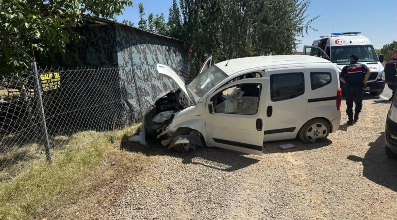 Konya'da lastiği patlayan araç bariyerlere çarptı: 2 yaralı 1