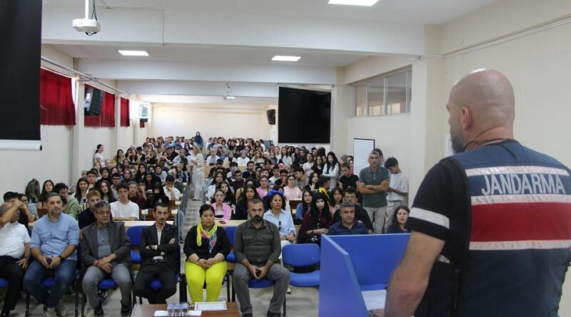 Kütahya'da jandarmadan öğrencilere siber güvenlik eğitimi 1