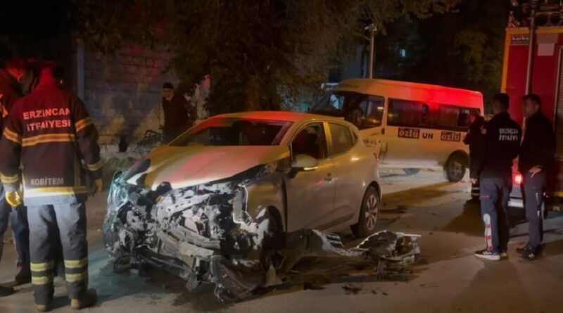 Minibüs ile otomobil çarpıştı: Ağaca çarparak durabildi! 1