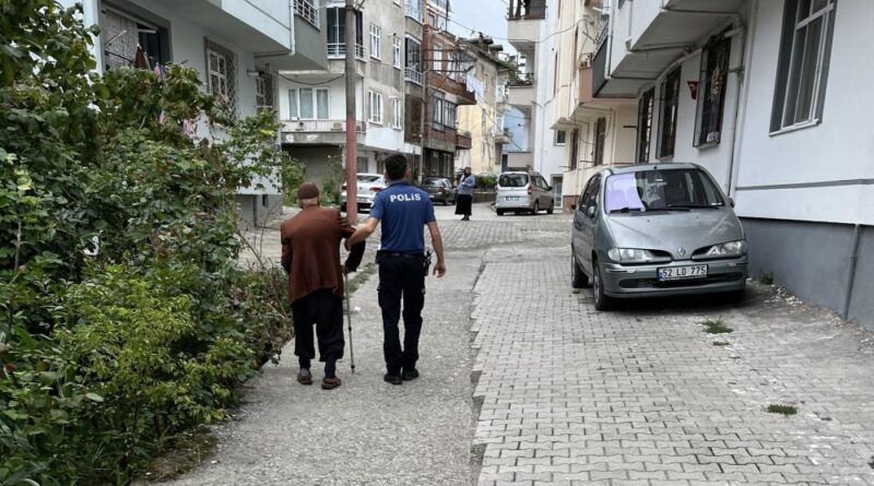 Polisten örnek davranış: Ekipler kayıp yaşlıyı evine götürdü 1
