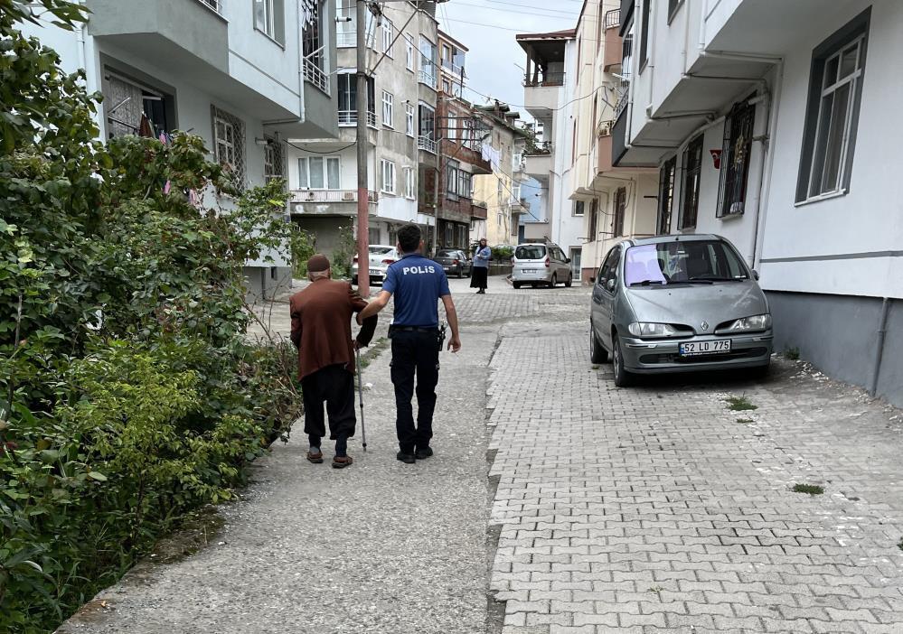 Polisten örnek davranış: Ekipler kayıp yaşlıyı evine götürdü