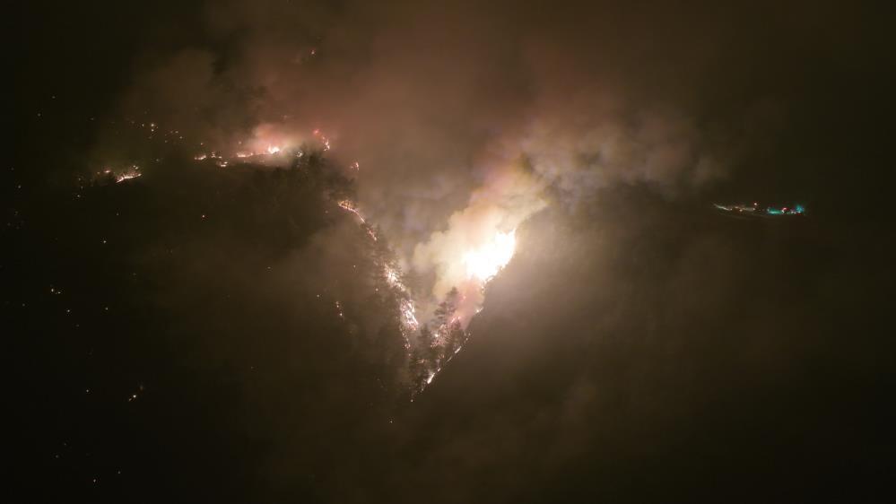 Yangının 5. gününde gece çalışmaları böyle görüntülendi