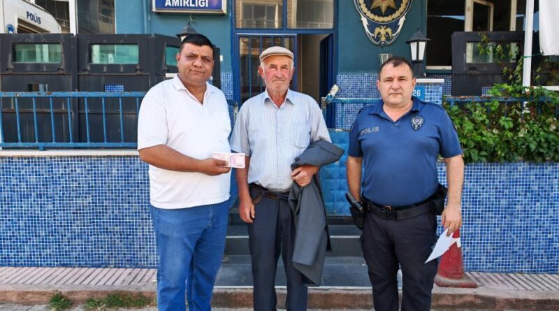 Yolda bulduğu parayı sahibine teslim etti 1