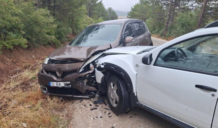 Bilecik’te seyir halinde kafa kafaya çarpıştılar; 3 yaralı