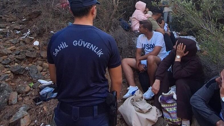 Boncuklu koyunda 29’u çocuk 59 düzensiz göçmen ve 3 göçmen kaçakçısı yakalandı 1