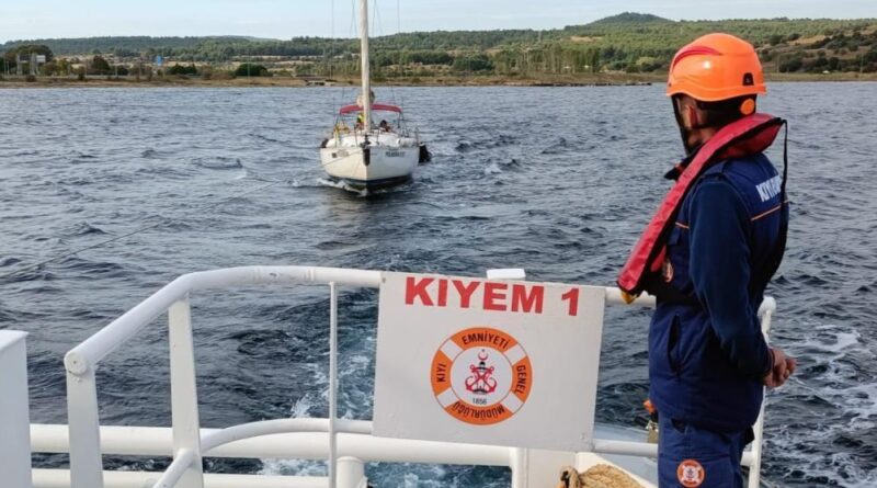 Çanakkale Boğazı’nda makine arızası yaparak sürüklenen tekne kurtarıldı 1