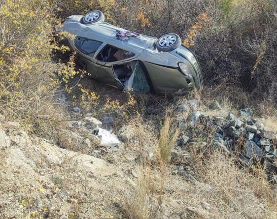 D100'de otomobil şarampole yuvarlandı: 1 yaralı 1