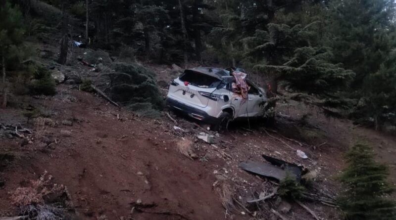 Dağ yolunda otomobil uçuruma yuvarlandı: 2 ölü 1